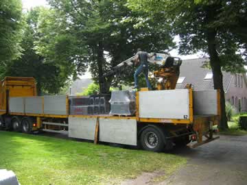 de vrachtwagen met dakpannen