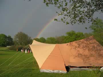 Een regenboog boven de camping.