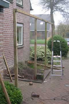 De pergola in aanbouw