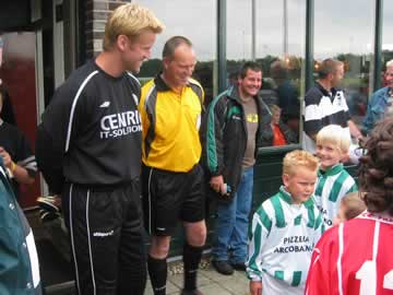 Bas Roorda praat met de finalisten
