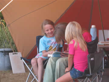 bij de tent